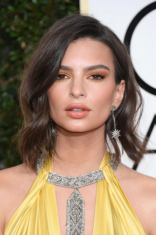 Emily Ratajkowski glows with accents of warm peachy hues on her lids, cheeks and lips. 

Photo: Getty Images