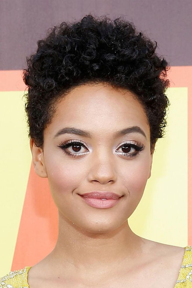 Everything about this look is pure magic, from the short rounded curls to the shimmery cat eye ?. 