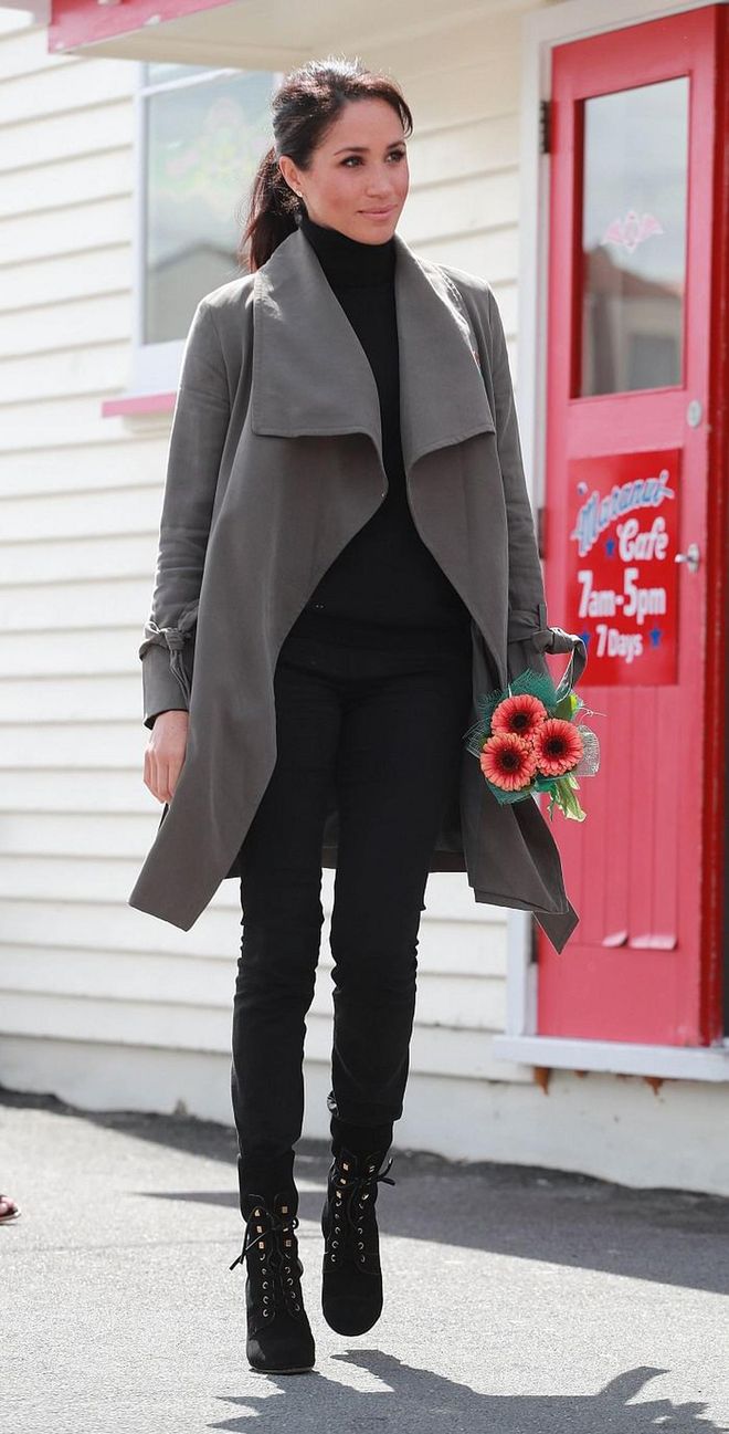 Meghan had a casual visit to one of Wellington's most iconic cafes with her hubby in a grey Club Monaco trench coat, black turtleneck and Stuart Weitzman black lace-up boots. 