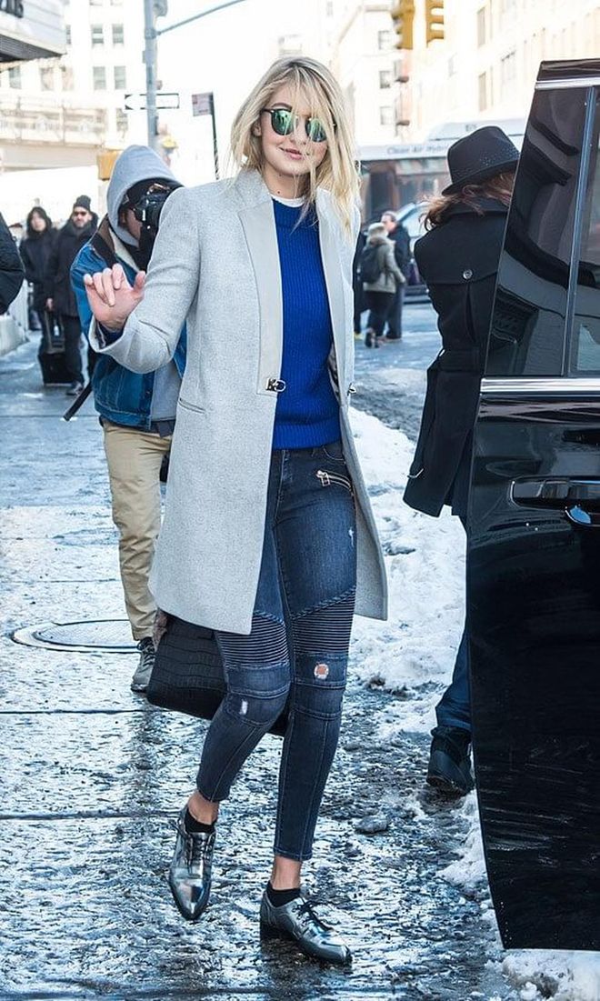 Gigi skips in and out of NYFW shows in this perfectly tailored coat and glossy brogues. The model gives a unique and modern update to this winter look with relaxed wisps of hair and reflector shades.