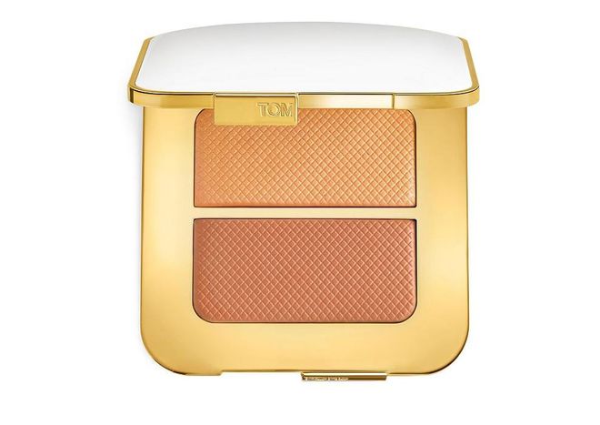 Help her get her glow on with this sheer and buildable highlighting duo from Tom Ford Beauty. Made of ultra-fine pigments, this glides over skin for seamless application and a warm, sun-kissed finish.
