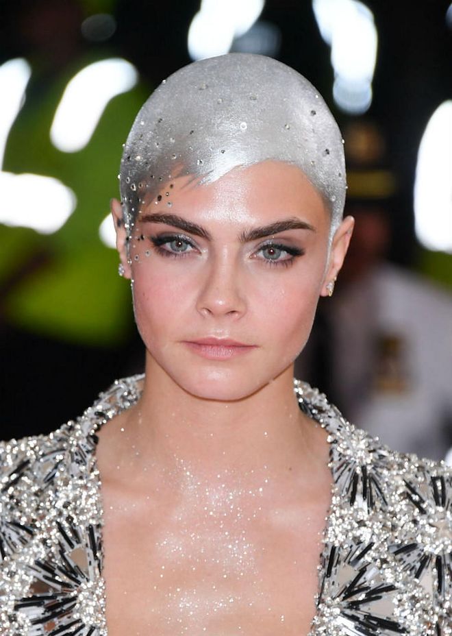 Always the glamour puss on the red carpet, Delevigne takes on a refreshing robot-like approach this time. She had her freshly shaven  head painted in silver like a futuristic anime character of sorts, replete with crystal embellishments. Her makeup was fresh, with a hint of flushed cheeks, neutral lips, and silver eye shadow to keep the look in theme of her outfit. 