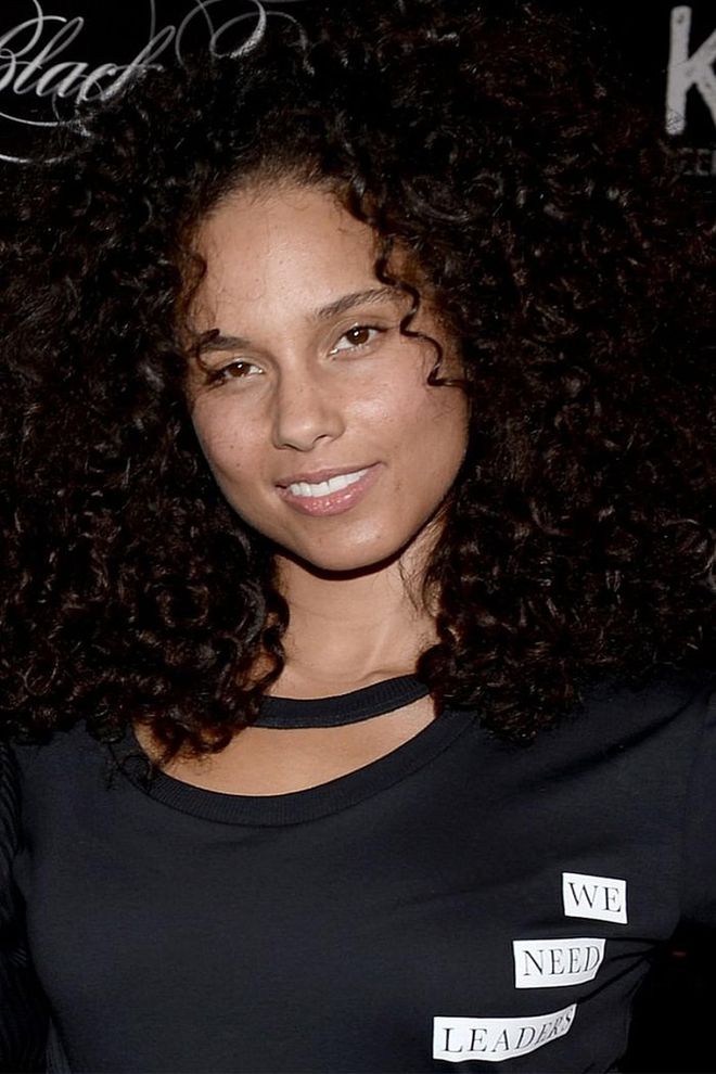 Alicia Keys is the master of natural beuaty with an impressive head of ringlets and equally low-key makeup. Photo: Getty