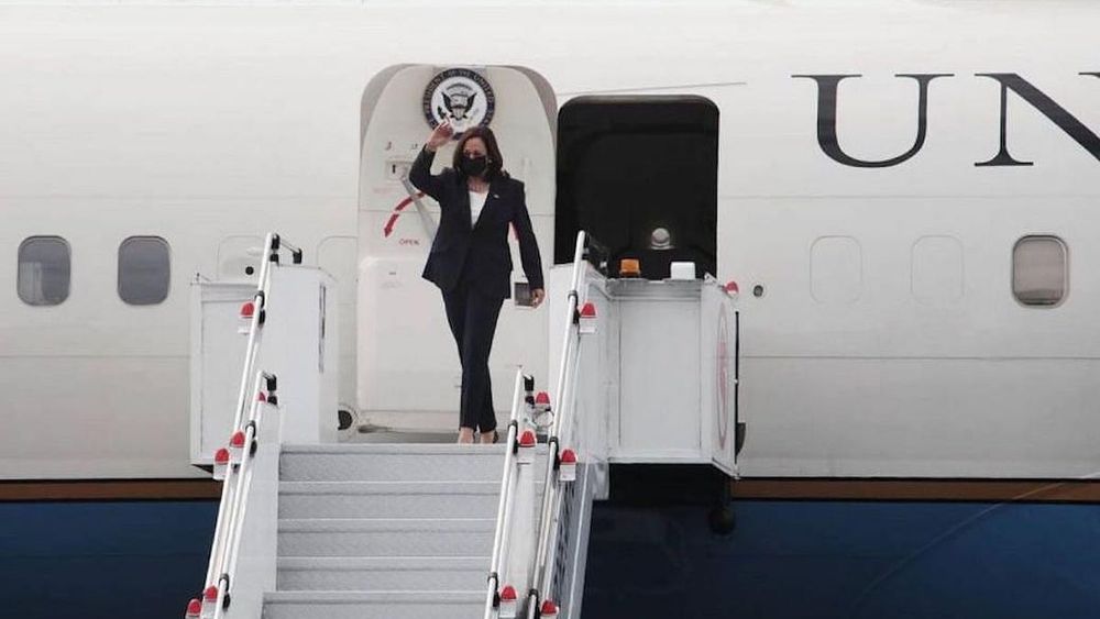 US Vice-President Kamala Harris stepping out of Air Force Two at Paya Lebar Air Base on Aug 22, 2021. (Photo: Lianhe Zaobao)
