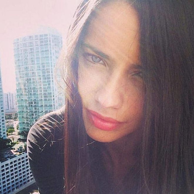 We all have a favorite side, tilt your head to the right or left like Adriana Lima. Photo: Instagram