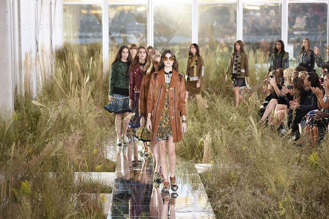 Thought that overgrown fields were unfashionable? Allow Coach to prove you wrong. In this summery set from New York Fashion Week, the brand's natural leathers and organically hued fabrics are echoed by a bounty of wild grass. Note, however, that the models are strutting on a mirrored floor — a reminder that even a "natural" decor aesthetic can benefit from just a touch of shine. 