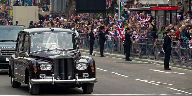 Kate Middleton and her father Michael arrive in a Rolls Royce Phantom VI.
Photo: Getty
