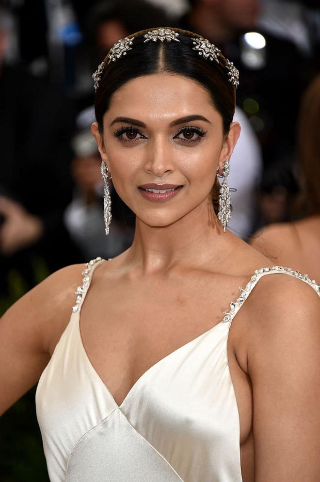 Defined eyes and lips in a shade close to your natural lip colour is all is takes to look as chic as Padukone does here (Photo: Getty)
