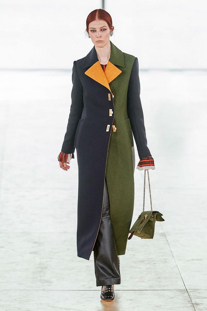 This season, Burch looked to Black Mountain College and its liberal arts as a starting point. The first look out— a structured coat with gold angular toggles off set with a colour-blocked bag—set the quietly artsy tone before asymmetric knife pleats with concealed graphics, beribboned bell sleeves cuff ed in velvet, patchwork trimmed with paillettes and mismatched earrings continued to amplify the poetic beauty of Burch’s artistic inspirations. A balance of structured shapes and flowing lines ensured that the visual elements complemented, rather than clashed with, one another. 
