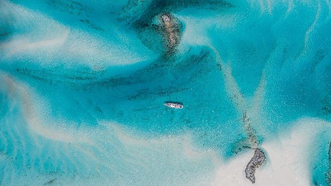 During a family holiday to Exuma—a district comprising more than 365 islands, known as cays—in the Bahamas, Jun flew a drone over a white sandy beach. Jun recalls "..it was almost too beautiful to be captured all at once". 