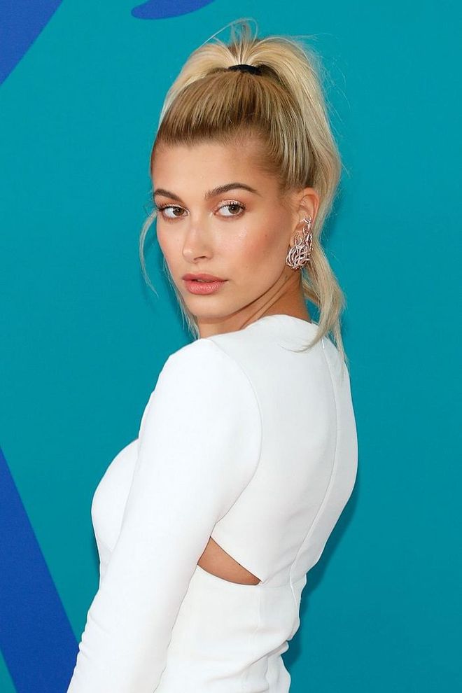 Hailey Baldwin's peach blush and lipstick is our dream  look for some fun in the sun. 

Photo: Getty Images