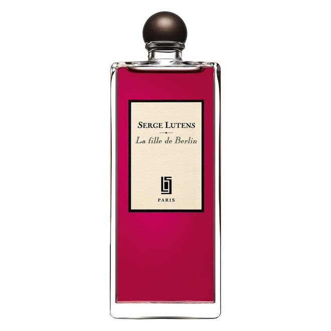 La Fille de Berlin is a bittersweet rose. The scent captures not just the beautiful petals, but also the sharp thorns that is part of the flower. Serge Lutens delivers a honeyed rose that is surrounded by the bitterness of moss, palmarosa and geranium. <b>It's a powerful rose with a bite and the signature scent of a tender soul protected by a hard outer shell. </b>