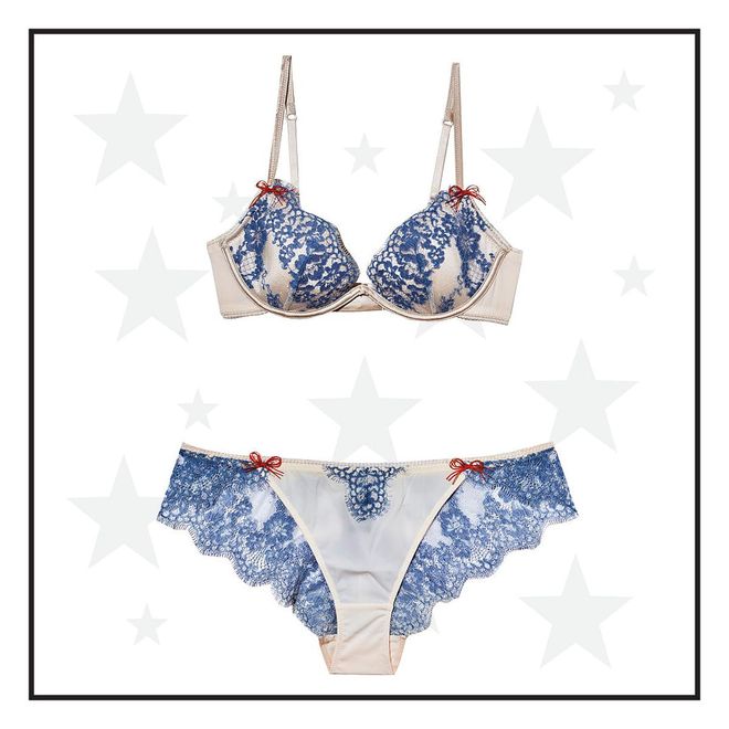 This set's dainty blue lace is given a soupçon of mischief with playful red bows.