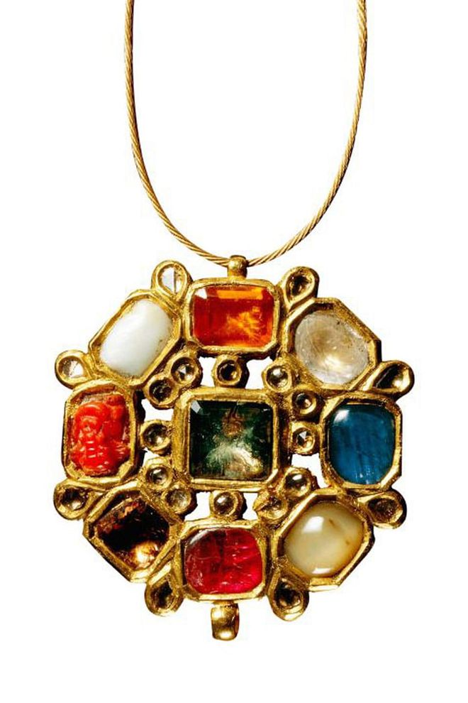 Known as mukta ("the pure") in Sanskrit, pa-le in Burmese, chun-ti in Chinese, and lulu in Arabic, the pearl was one of nine gems that formed the navaratna, the talismanic nine-gem jewel of ancient Sanskrit culture.
Photo: DEAGOSTINI/GETTY
