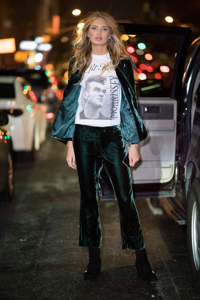 Romee Strijd takes her velvet suit into casual territory with a tee shirt. Photo: Getty