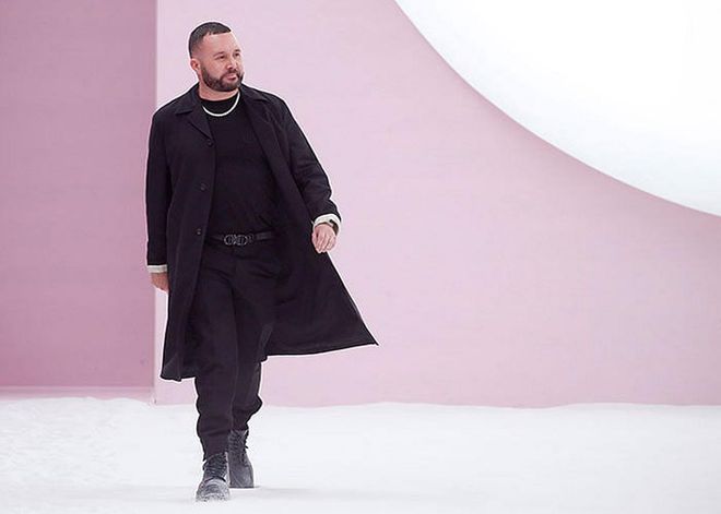 British designer Kim Jones started his new position as Creative Director at Dior’s menswear line Dior Homme in 2018, injecting a fresh sensibility.
