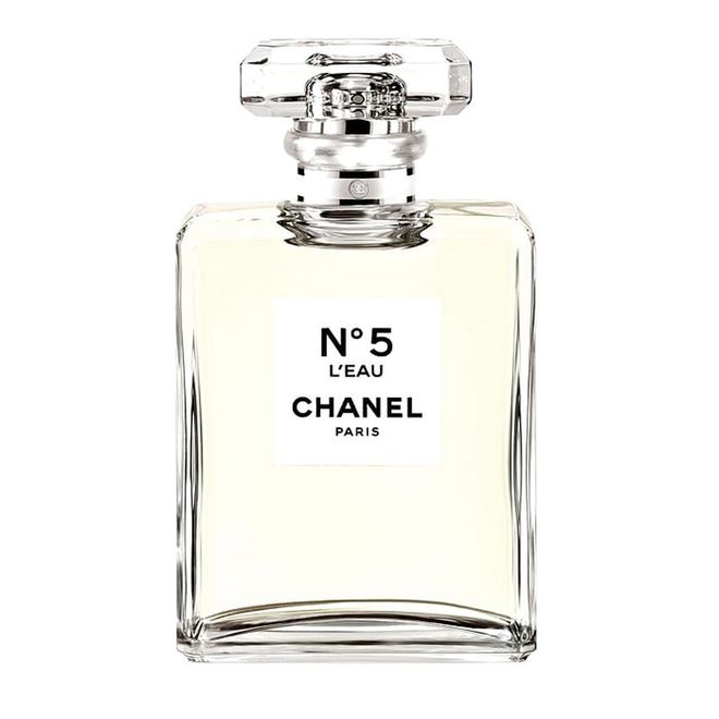 The original opulent bouquet makes way for sparkling citrus accents, laced with airy jasmine and ylang ylang for 
a modern rebirth of the iconic No. 5.  