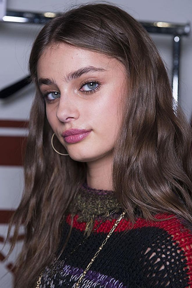It was all about 'real girl' beauty at Etro for autumn/winter 2016. Brows were brushed up, liner was gently smudged and lips were enhanced with natural shades. The hair stylist James Pecis kept to the safe brief and created flat, S-bend waves.