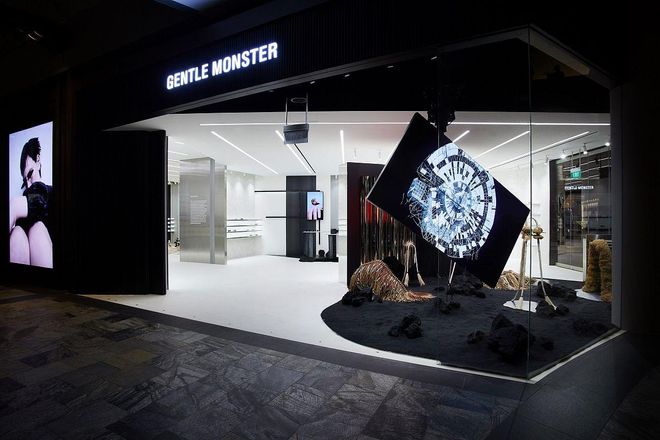 The theme of '13' is the source of inspiration for the  Data Addicts installations. Gentle Monster hypothesizes and imagines a world where the moon's angle shifts and the Earth is presented with a 13th month. 