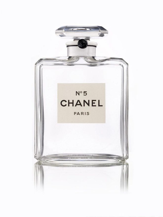 CHANEL N°5, Glass, black cotton cordonnet, black wax seal, printed paper, 1924. Patrimoine de CHANEL collection, Paris © CHANEL (Photo: Chanel)