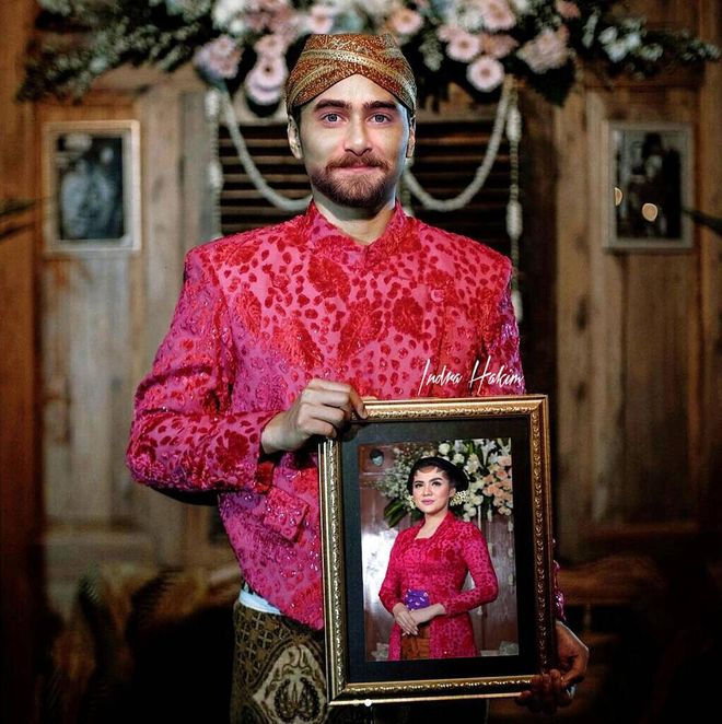 Daniel Radcliffe looking dapper in his hot pink traditonal Javanese wedding garb. He and Vicky Shu make a strange but happy couple, we're sure. 