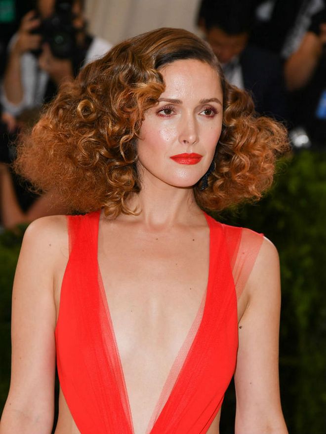 Always regal, Rose Byrne sported a flared perm to showcase her bright red locks (Photo: Getty)
