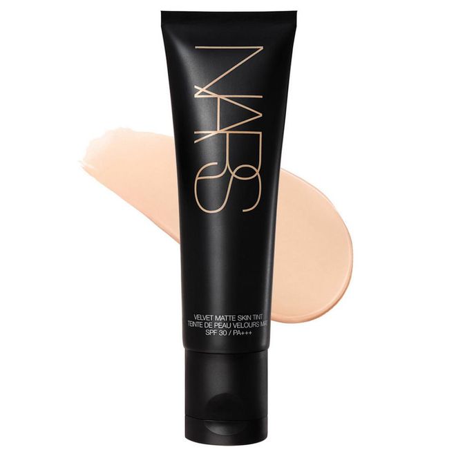 With an oil-free formula, this tinted moisturiser offers sheer to medium coverage to even out your skin tone, and is perfect for everyday wear. Lightweight and non-greasy, it layers beautifully over your day moisturiser to reduce the appearance of blemishes, redness and pores while controlling sebum production for a shine-proof finish that lasts throughout the day. Plus, it even maintains skin’s moisture levels so your complexion looks fresh and plump.