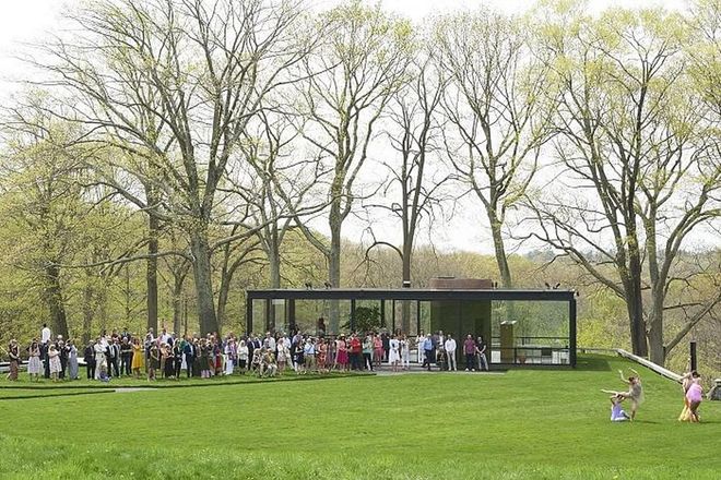 HERMÈS LUNCHEON GUESTS WATCH A MODERN DANCE PERFORMANCE OUTSIDE THE GLASS HOUSE IN NEW CANNAN, CONNECTICUT.  Photo: Hermès