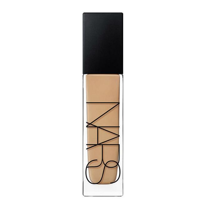 What more can you ask for than a foundation that is lightweight, offers buildable coverage, gives a luminous finish and stays put for up to 16 hours without fading and smudging? Thanks to a unique blend of micronised amino acid-coated pigments and mineral tone-balancing powders, this foundation blends onto skin seamlessly for a sheer, second-skin effect that stays luminous for up to 16 hours without sinking into lines or pores.