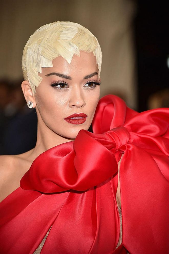 These sharp blonde panels that Rita Ora sported on the red carpet gave the songstress hair a look that was fresh, futuristic, and downright chic. (Photo: Getty)