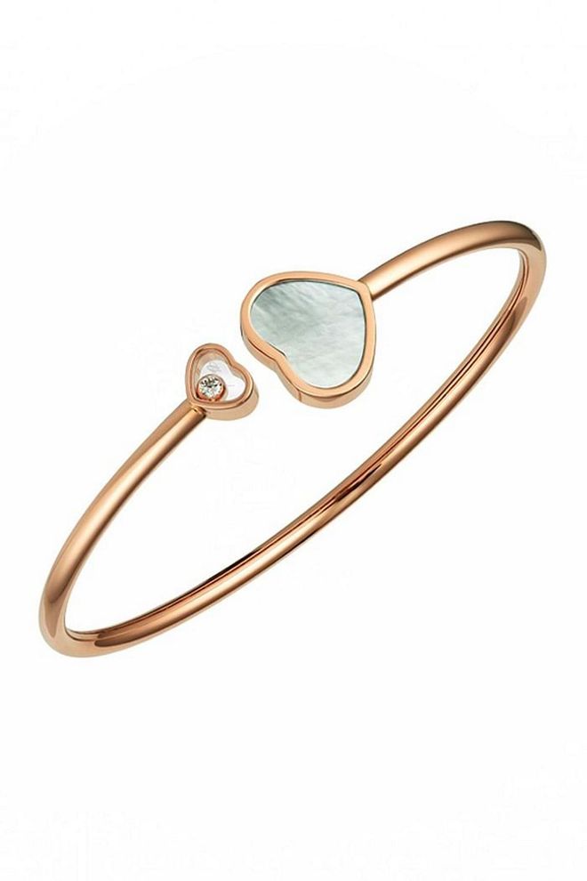 This happy hearts bangle from Chopard is set in 18-carat rose gold. Featuring a diamond and mother-of-pearl heart, it makes a lovely gift for a friend or loved one.