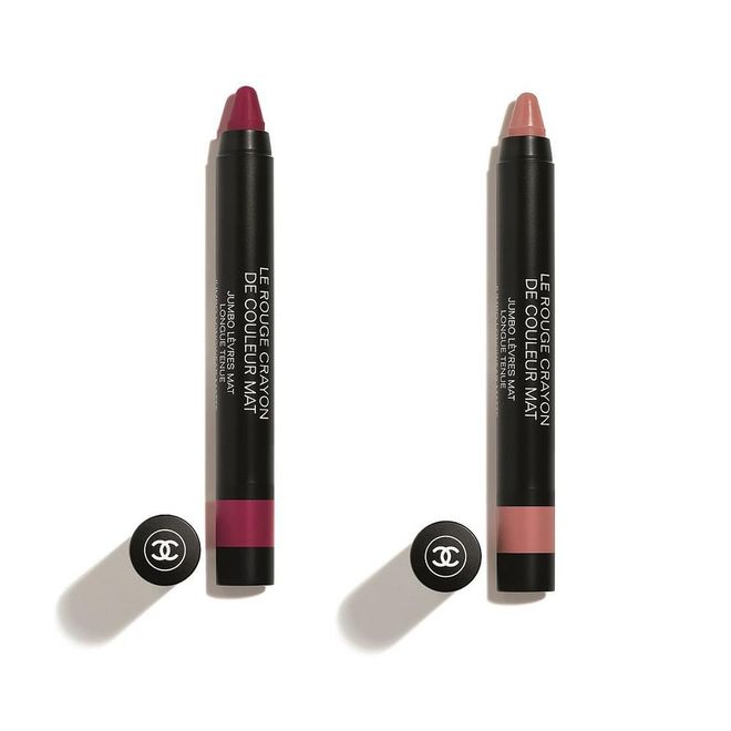 From Chanel’s all-matte fall/winter 2018 makeup collection, Apotheosis, the Le Rouge Crayon de Couleur Mat takes velvet lip colour to new heights. Practical yet innately glamorous, this jumbo-sized, retractable crayon boasts a light-absorbing creamy textures in six new highly pigmented shades that glide on in an effortless, intuitive stroke.
