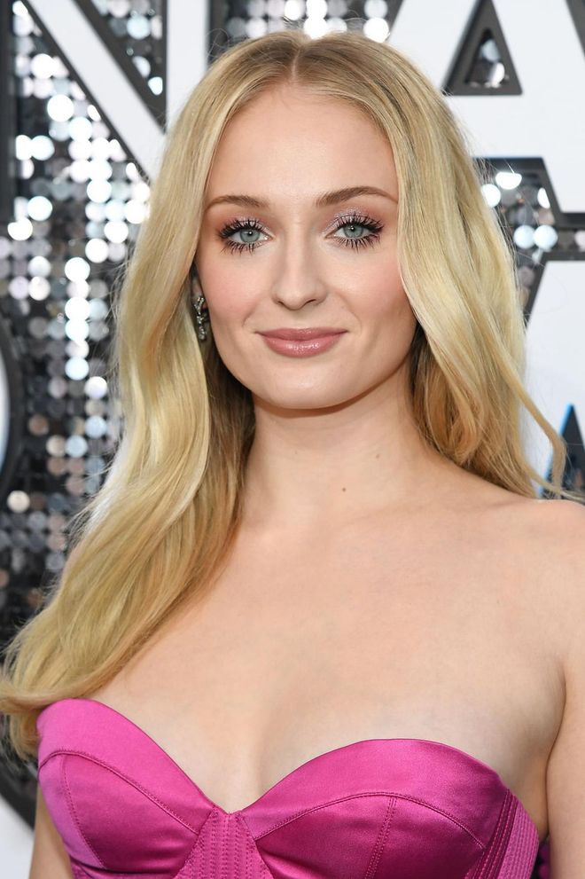 The actress matched her make-up to her Louis Vuitton dress, with washes of pink enhanced by lots of lashes. Her hair, by Christian Wood, was styled in a simple centre-parted blow-dry, with a loose glossy wave.

Photo: Kevin Mazur / Getty