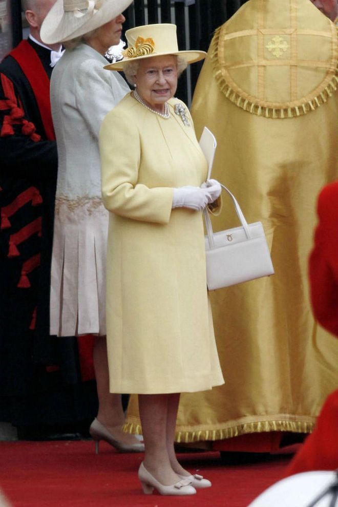 Queen Elizabeth II chose an Angela Kelly wool crepe dress in bright yellow with a matching coat.
Photo: Getty
