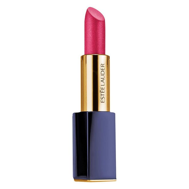 Multi-faceted pigments coat lips in vibrant colour to give them a fuller, multi-dimensional look. 