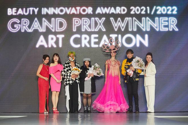 Rohani Salleh and
Soo Ze Siang, the Grand Prix winners of the Real Creation and Art Creation categories respectively, with (from far left) Shiseido Professional’s Samantha Vong, Jessica Fun and Michelle Liu. (Photo: Shiseido Professional)