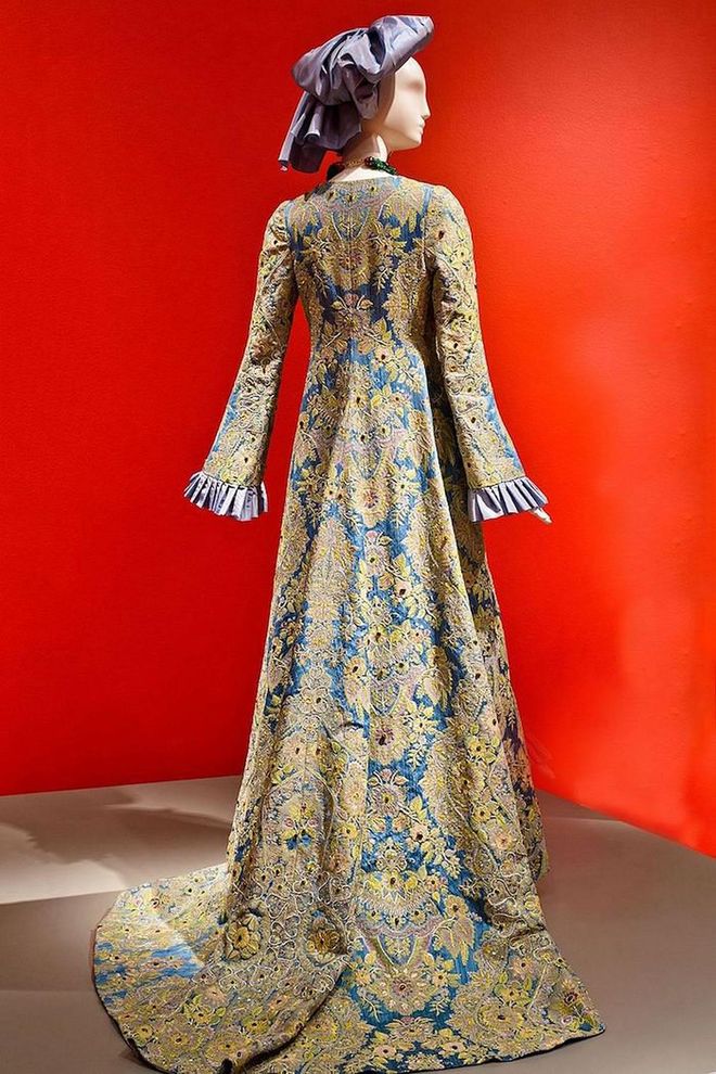 Oscar de la Renta for Pierre Balmain, Evening Dress, fall/winter 2002–03, silk, silk taffeta, silk embroidery, and stone appliqué, Collection of Ann Getty.