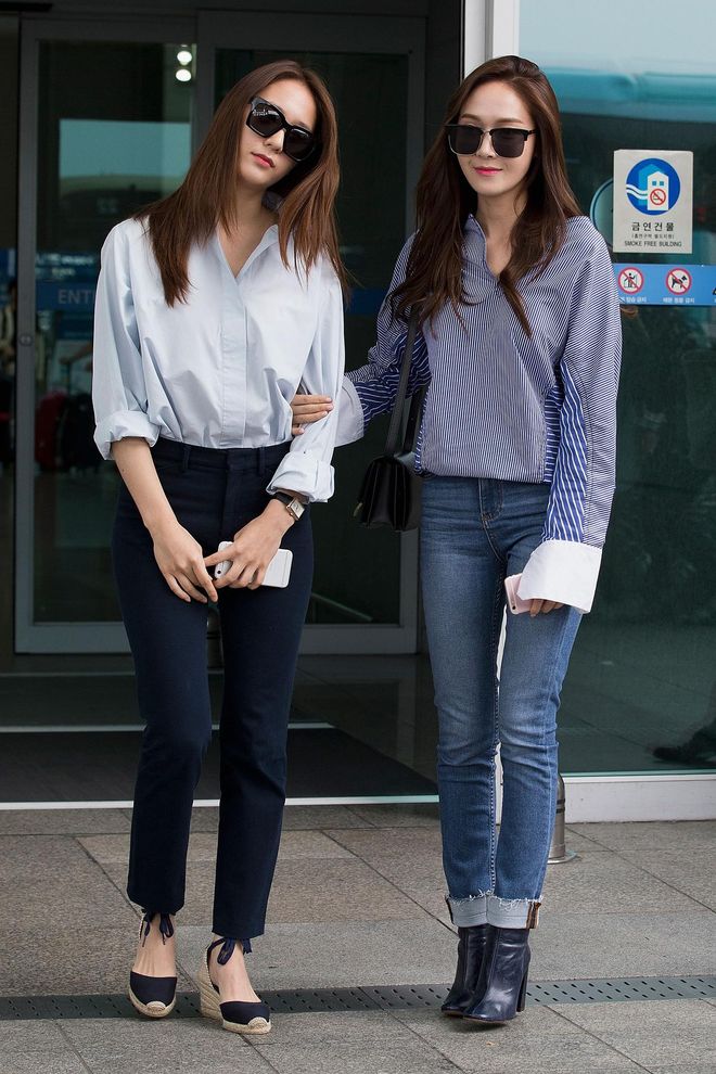 Krystal and Jessica have a sister sister moment  when they went out of the house in matching button-down shirts and skinny jeans. She finishes the look with the same leather navy blue booties that she wore in March 2016.
Photo: Getty