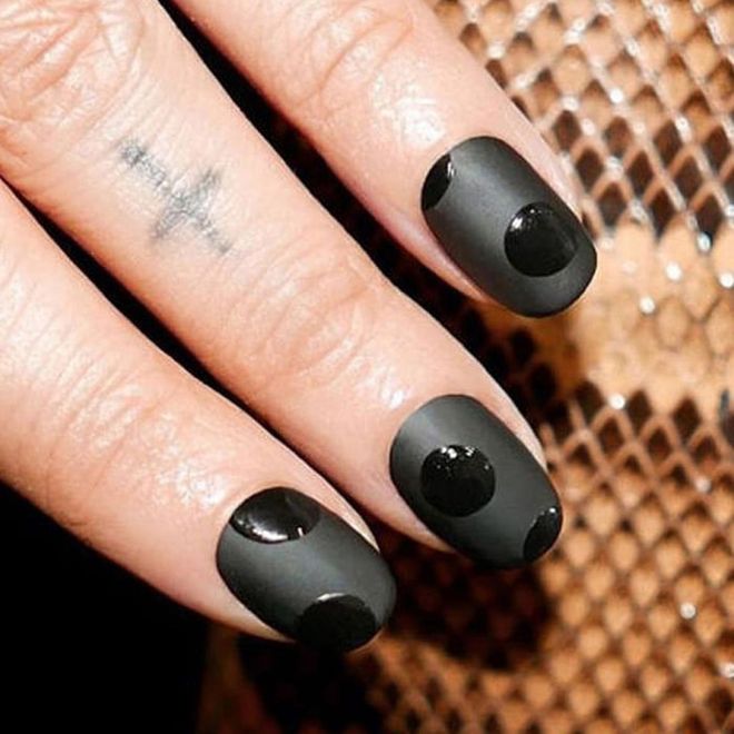 Mix matte and glossy finishes for a not-so-basic black manicure.
@aliciatnails