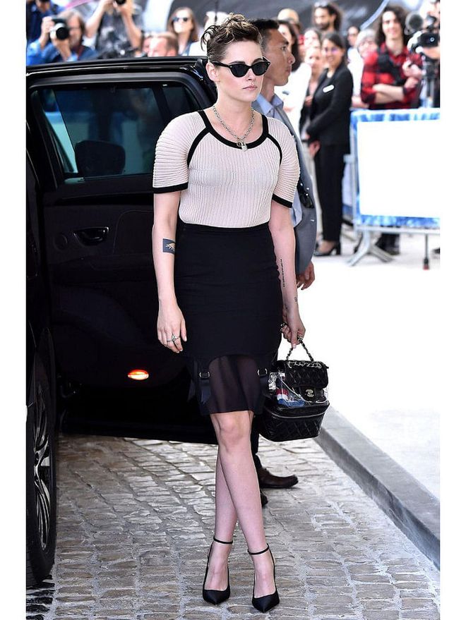 7 May :Kristen Stewart made a ladylike entrance in a monochrome ensemble for the event.

Photo: Getty