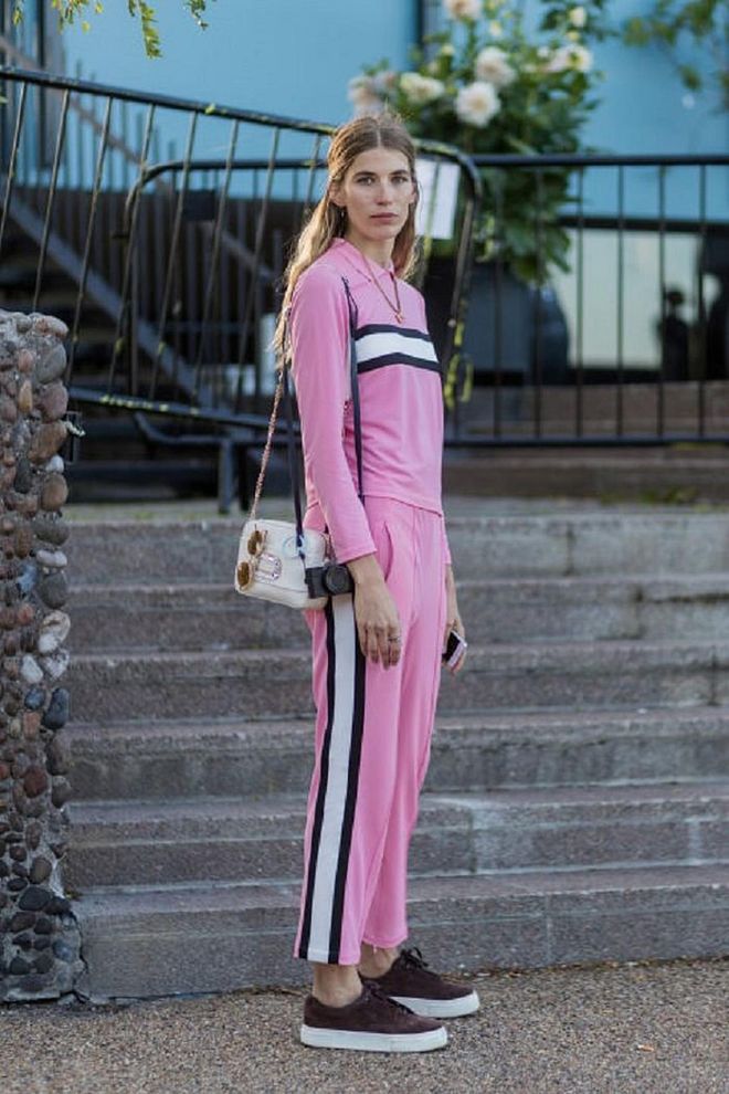 Prevent pink from looking too feminine by wearing it in a sporty fashion à la Veronika Heilbrunner. Photo: Getty 
