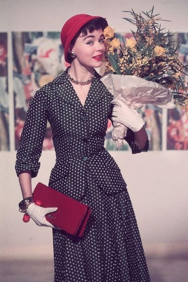A patterned summer suit with white gloves and red accessories.