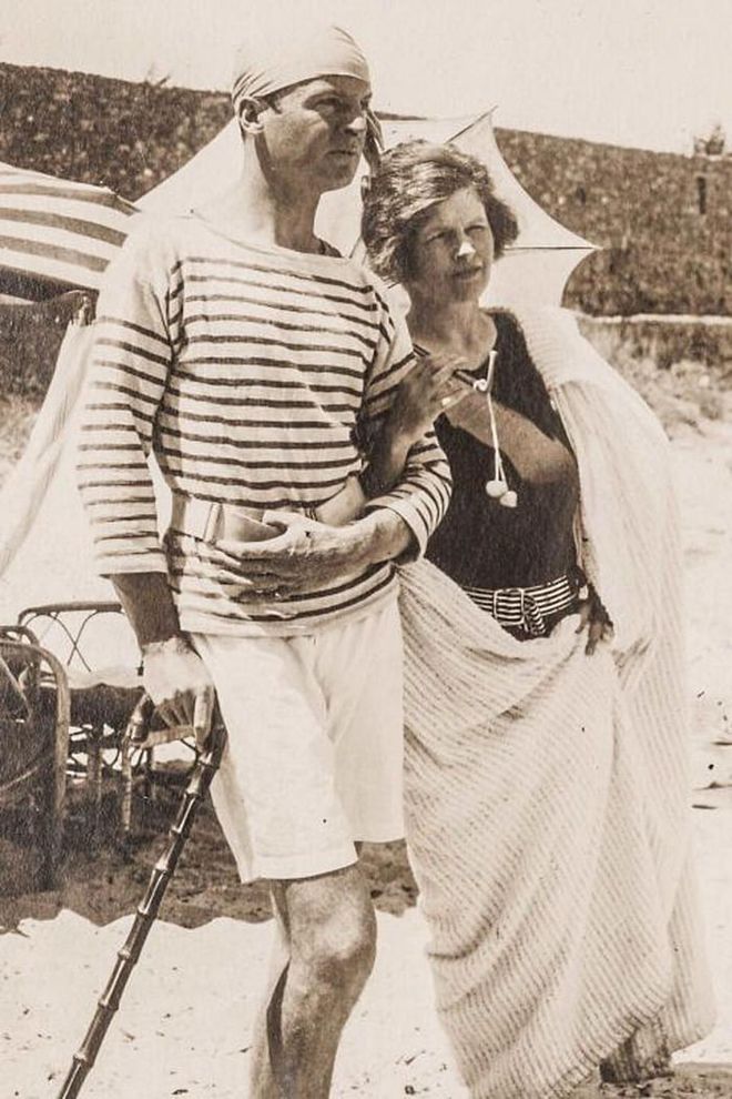 Rather than keep her pearls locked up in a safe, Sara Murphy liked to wear hers to the beaches of the French Riviera. Clearly an early proponent of high-low dressing, the American expat preferred to have extralong strands dangling down her back. She believed that the sun helped bring out the pearls' natural luminescence.
Photo: ESTATE OF HONORIA MURPHY DONNELLY

