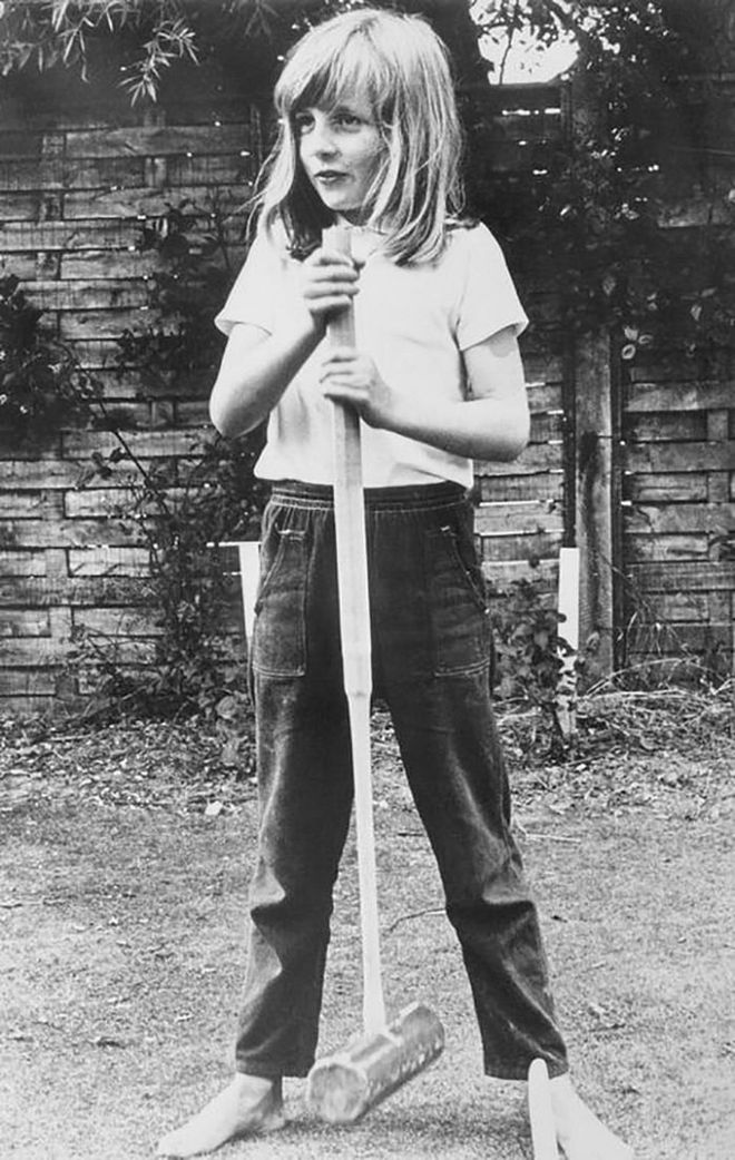 A barefoot Diana poses with a croquet mallet while on holiday in Itchenor, West Sussex.

Photo: Getty