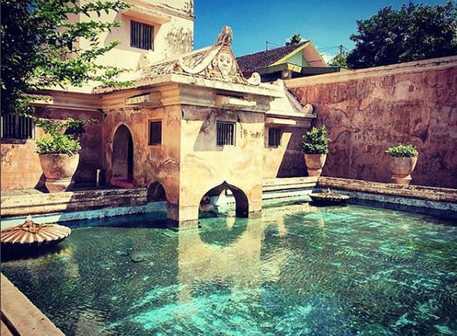 As one of the historical landmarks in Yogyakarta, this water castle was formerly occupied by a sultan. In desperate need to find a wife, he would go to the pool, where princesses gathered to bathe. Take many pictures and get lost inside this thirst trap paradise. 
Photo: Instagram 