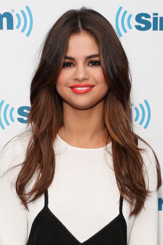 Selena rocked warm brown wavy locks and a centre parting for most of 2017. Photo: Getty 