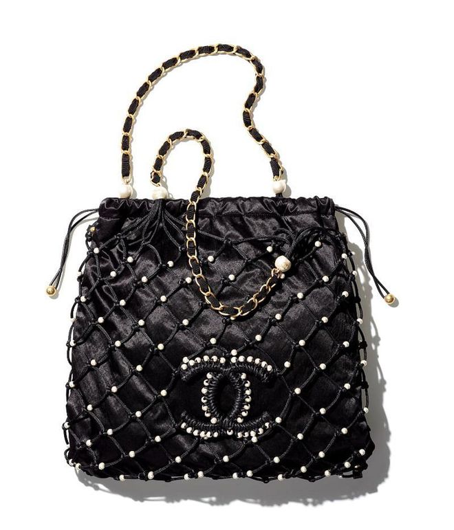Black bag in satin, pearls and metal (Photo: Chanel)