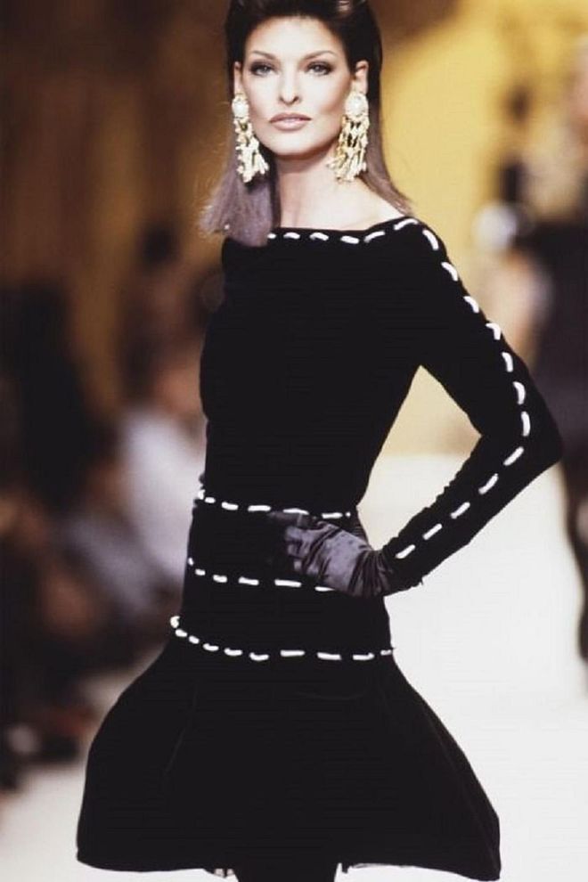 Valentino RTW Autumn/Winter 1992-1993 fashion show. Photo: Getty 