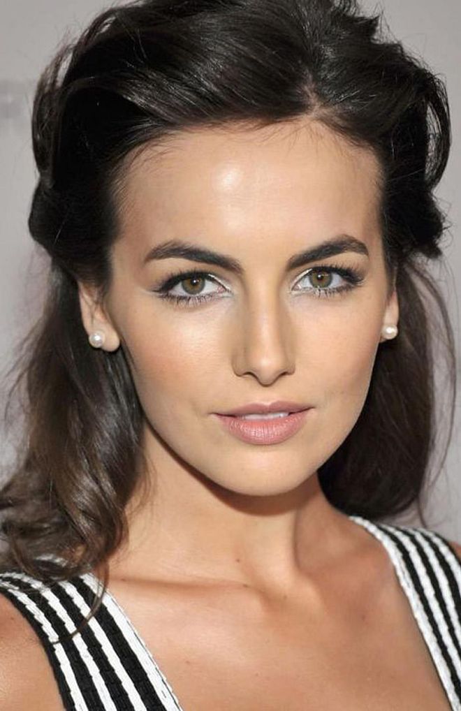 The actress Camilla Belle opts for a slimmer brow with a more defined arch.

