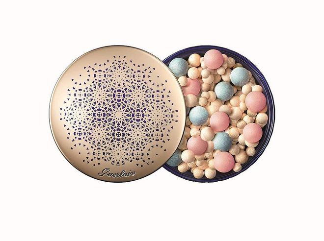 There's only one reason why Meteorites can be found in every makeup artist's kit: it really works.  This Christmas' edition uses pink, blue and gold pearls to enhance luminosity, correct unevenness and warm skin tone. 